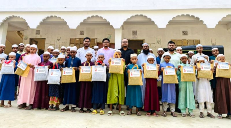 লক্ষ্মীপুরে সুবিধাবঞ্চিত শিশুদের মাঝে আইএফআইসি ব্যাংকের ঈদ উপহার বিতরণ